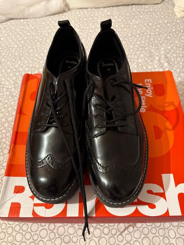 Zapatos Bershka negros talla 39