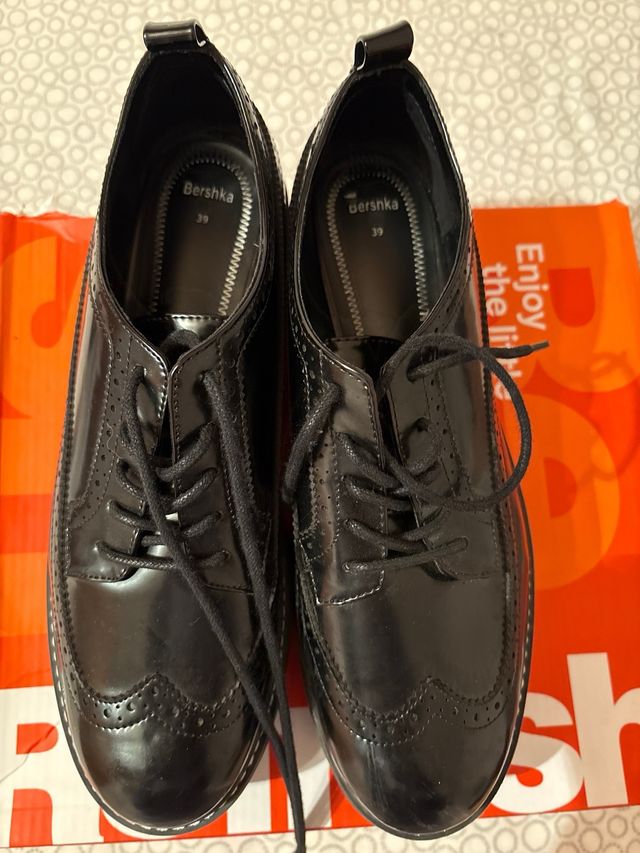Zapatos Bershka negros talla 39