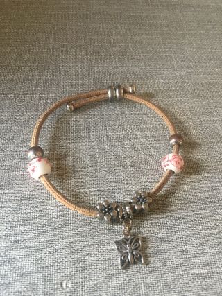 2- Pulseras mujer con mariposa y flores.