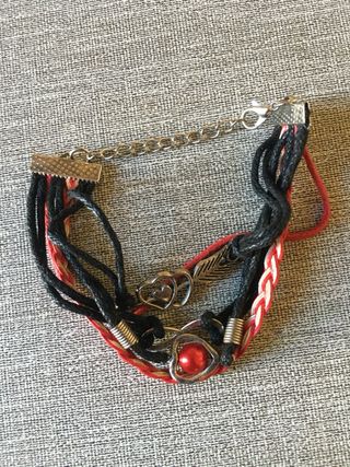 2- Pulseras mujer con mariposa y flores.