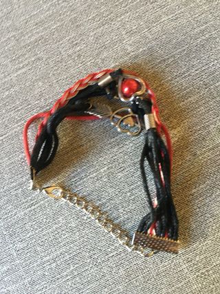 2- Pulseras mujer con mariposa y flores.