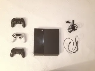 Sony PS4 Negra + 3 Mandos