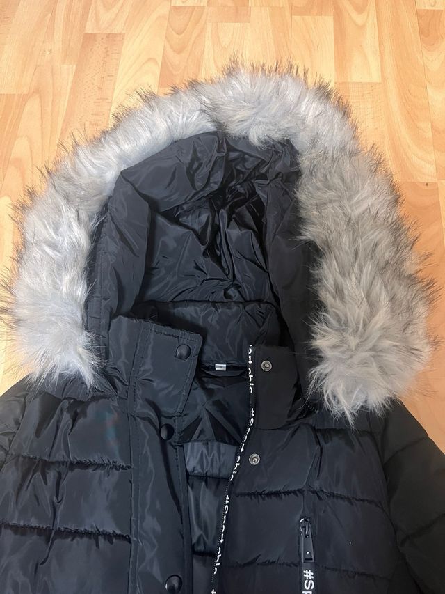 Abrigo largo negro con capucha