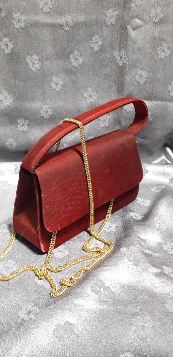 Bolso de fiesta rojo con cadena dorada