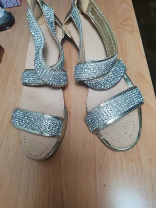 Sandalias doradas con pedrería