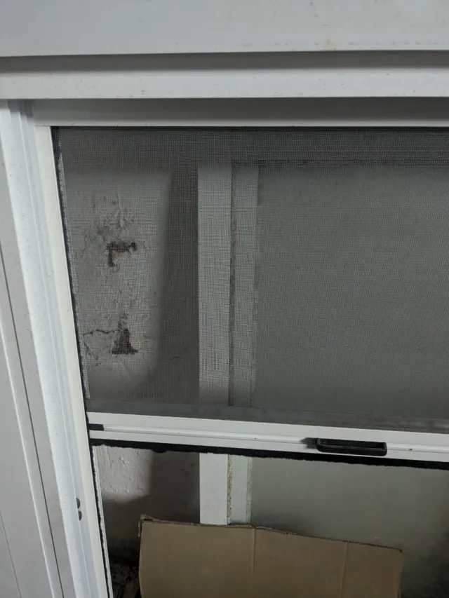 Ventana aluminio con mosquitera y persiana