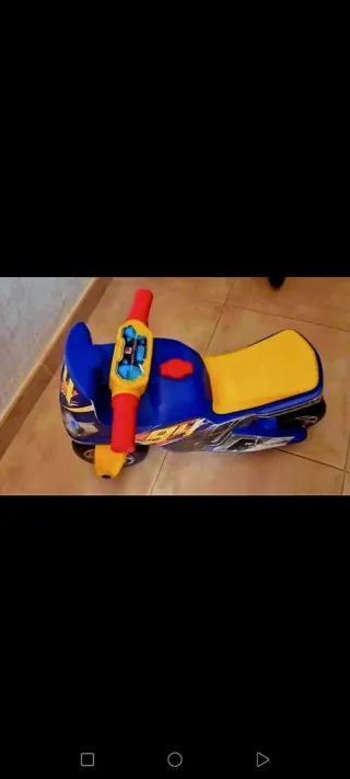 Moto infantil azul y amarilla