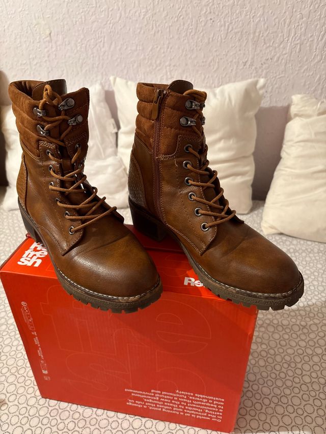Botas marrones con cordones y cremallera