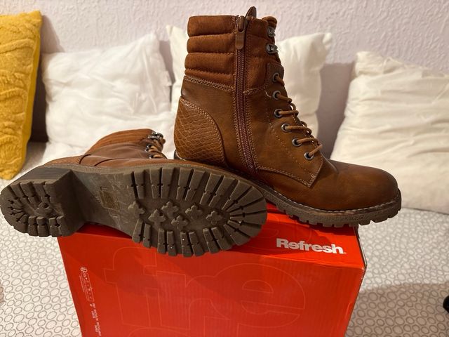 Botas marrones con cordones y cremallera