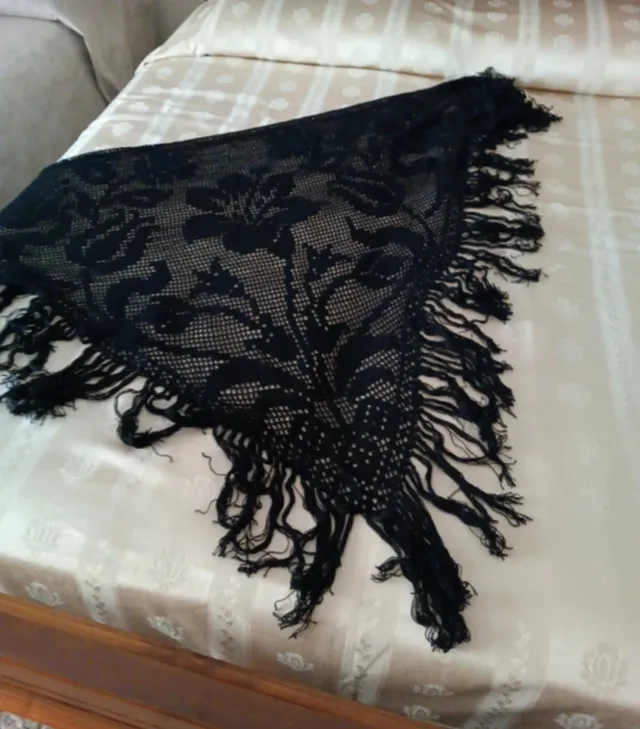 Scialle nero fatto a mano vintage