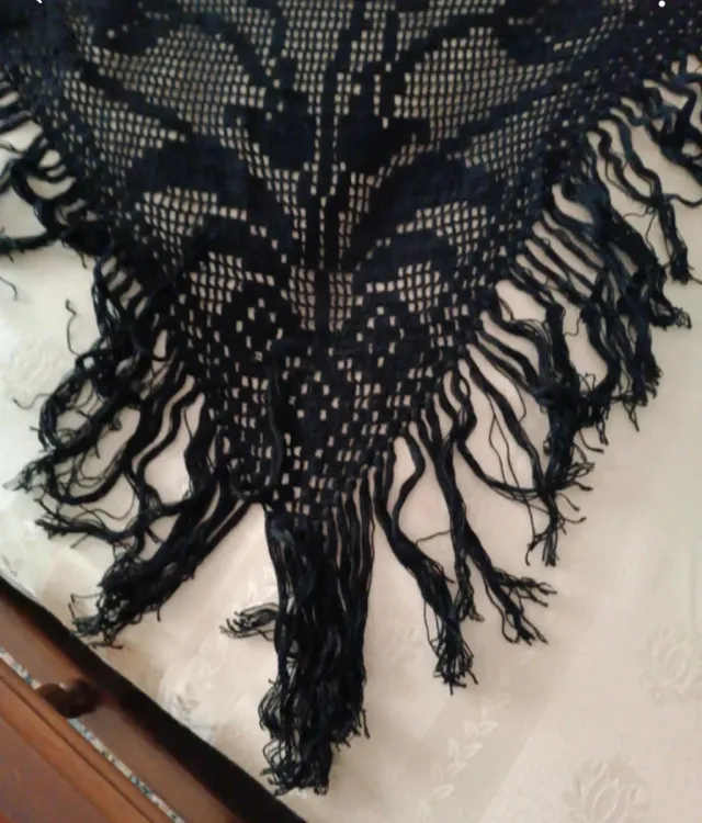 Scialle nero fatto a mano vintage