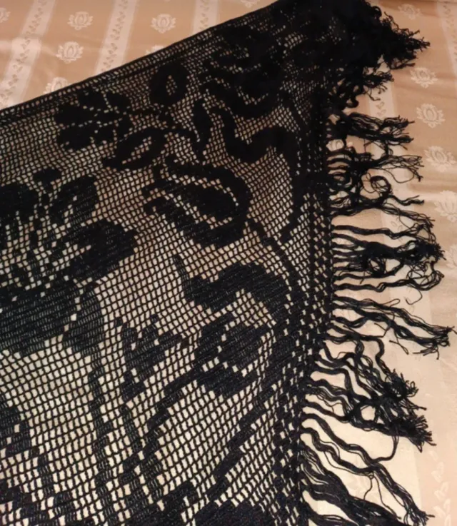 Scialle nero fatto a mano vintage