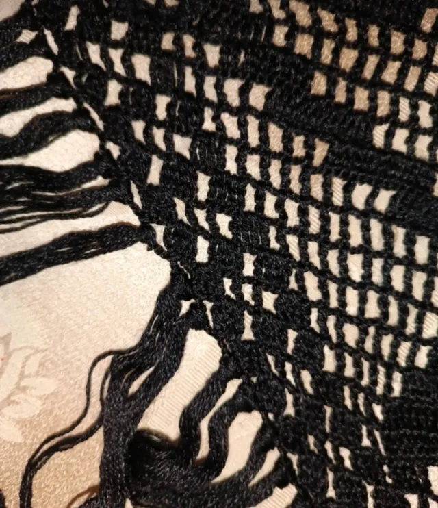 Scialle nero fatto a mano vintage