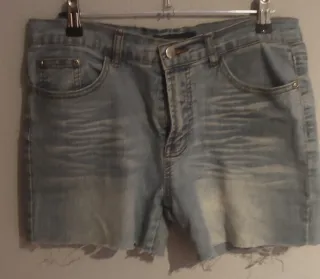 Pantalones cortos vaqueros desgastados