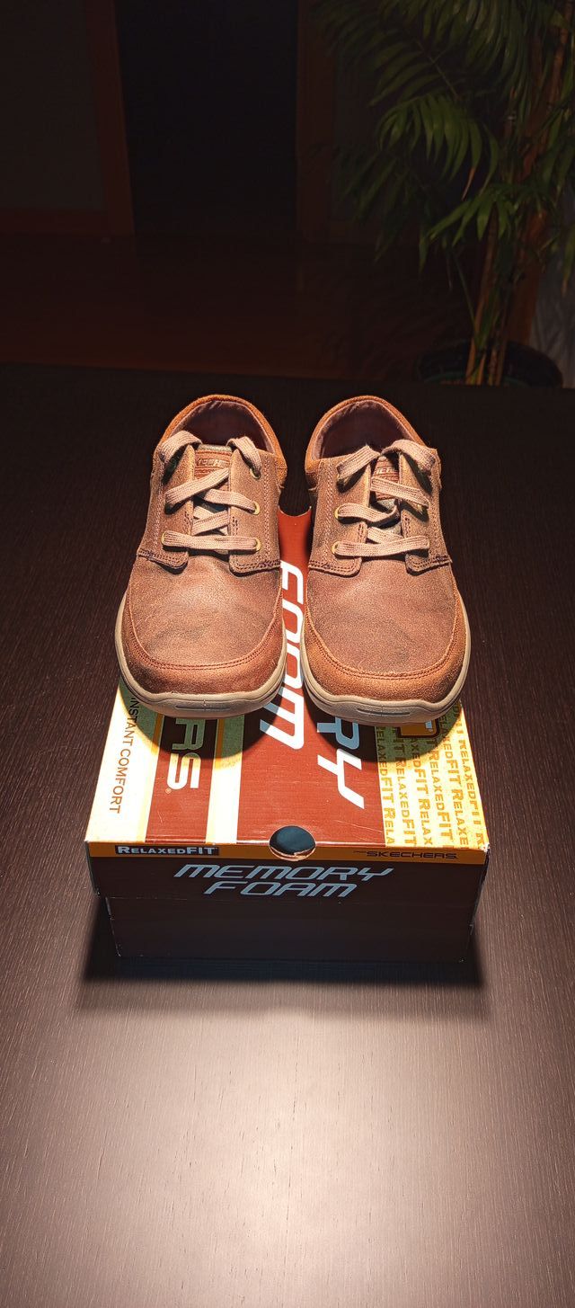 Zapatos piel Skechers Marrones. Talla 42