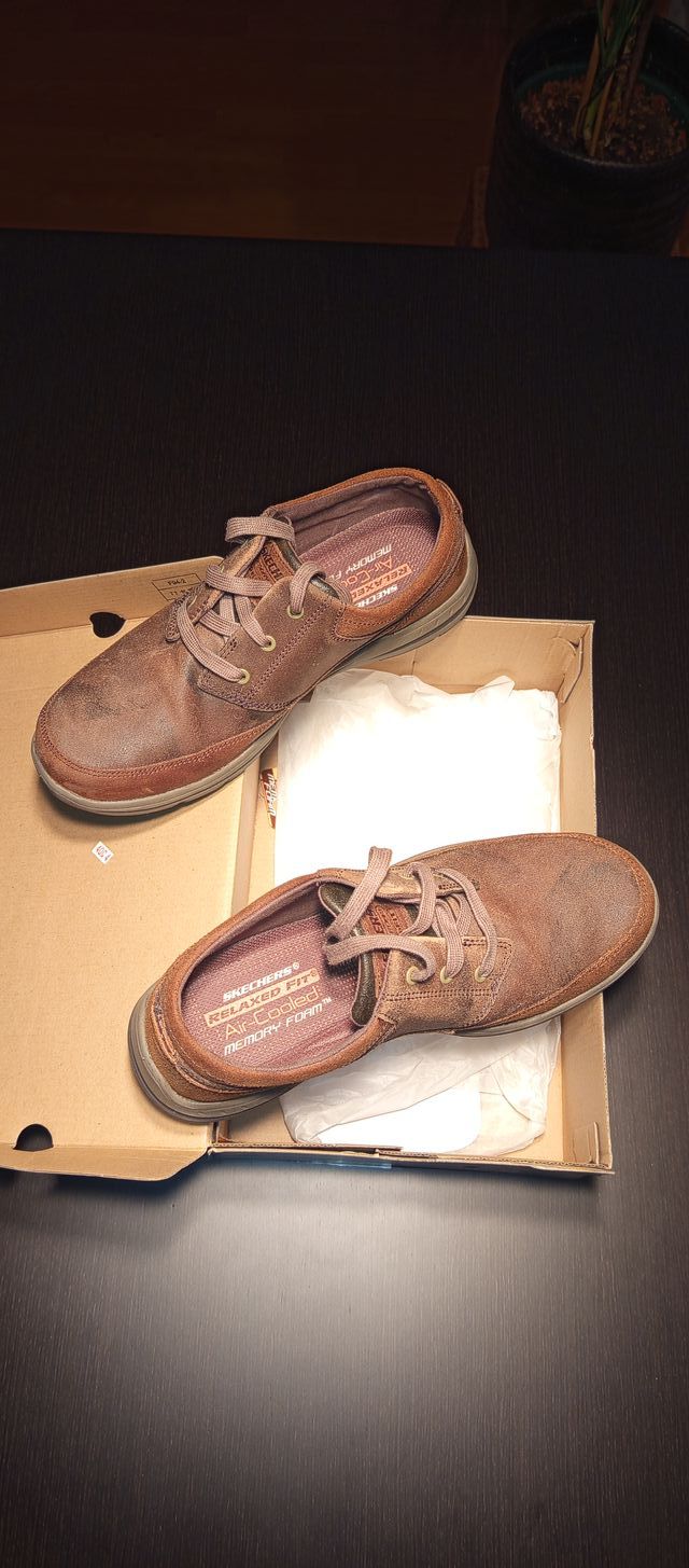 Zapatos piel Skechers Marrones. Talla 42