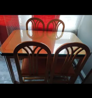 Mesa de comedor extensible con tapa de cristal.