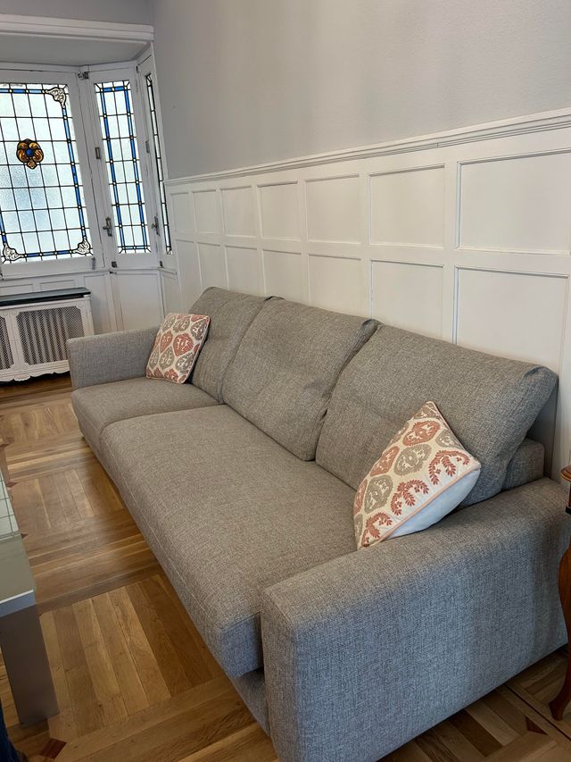 Divano in tessuto grigio con cuscini