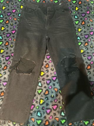 Jeans a gamba dritta strappati con taglio grezzo