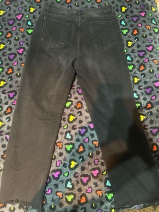 Jeans a gamba dritta strappati con taglio grezzo