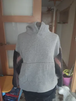 Sudadera gris con capucha y pelo