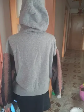 Sudadera gris con capucha y pelo