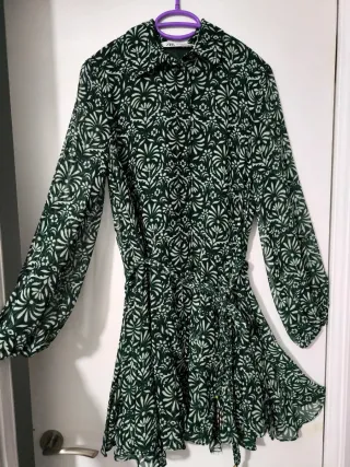Vestido fluido ZARA verde estampado floral.vuelo