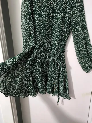Vestido fluido ZARA verde estampado floral.vuelo