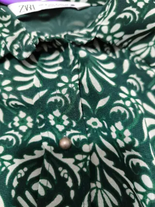 Vestido fluido ZARA verde estampado floral.vuelo