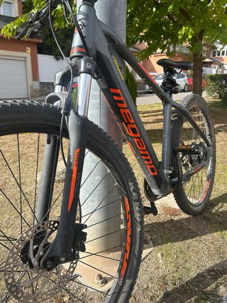 Bicicleta eléctrica gris