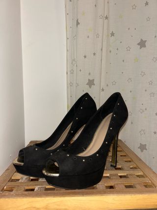 Zapatos de tacón negros y dorados talla 40