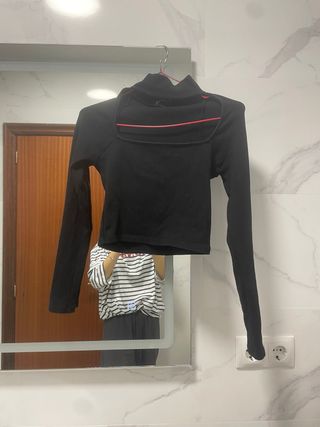 Top Zara negro cuello alto talla M