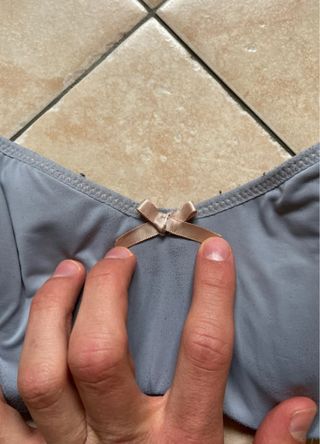 Reggiseno grigio con fiocco