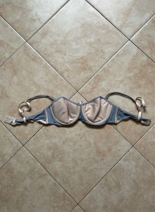 Reggiseno grigio con fiocco