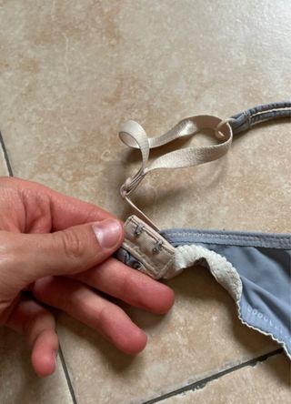 Reggiseno grigio con fiocco