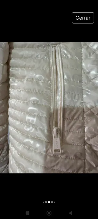 Chaqueta Guess acolchada beige y plateada
