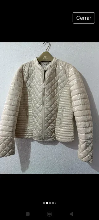 Chaqueta Guess acolchada beige y plateada