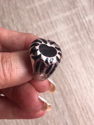 Anillo plateado con detalles negros talla 17