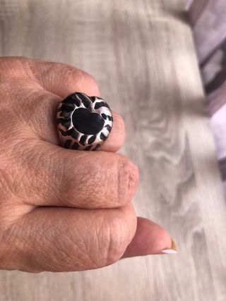 Anillo plateado con detalles negros talla 17