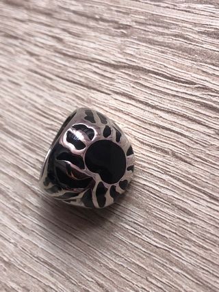 Anillo plateado con detalles negros talla 17