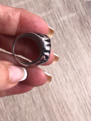 Anillo plateado con detalles negros talla 17