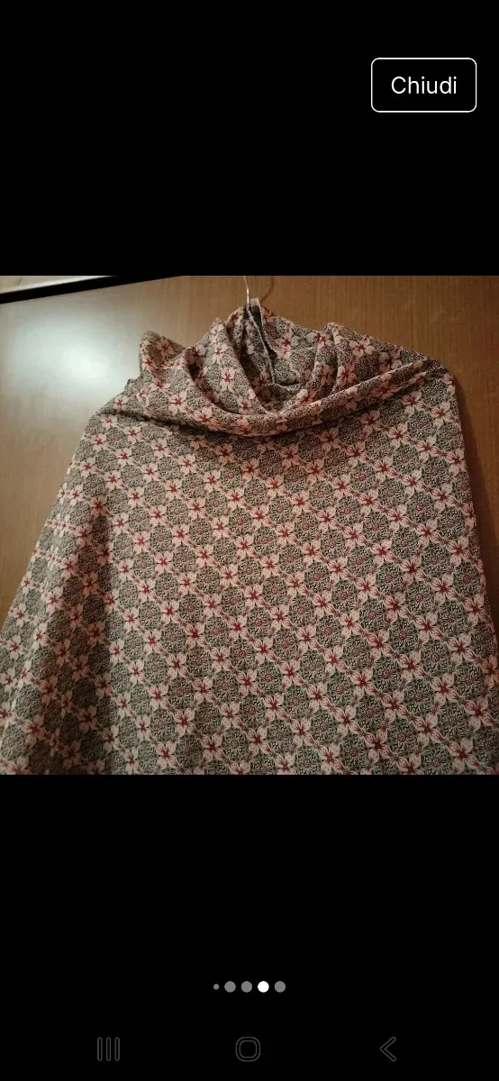 Sciarpa con fantasia floreale