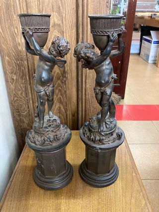 Coppia di candelabri Cherubini in resina, 33 cm