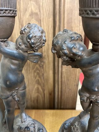 Coppia di candelabri Cherubini in resina, 33 cm