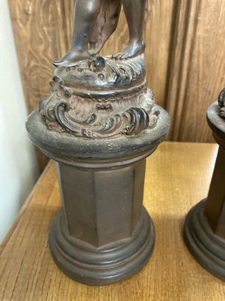 Coppia di candelabri Cherubini in resina, 33 cm