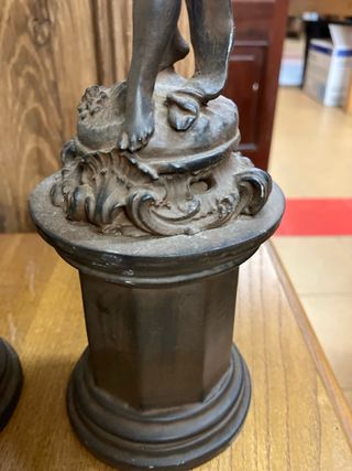 Coppia di candelabri Cherubini in resina, 33 cm