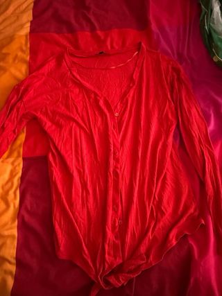 Blusa roja con botones y nudo talla M