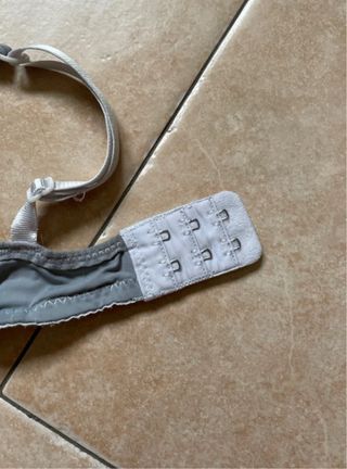 Reggiseno grigio con fiocco