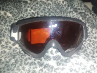 Gafas de esquí con lente naranja.