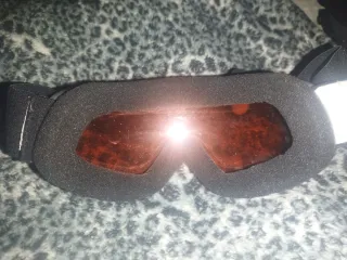 Gafas de esquí con lente naranja.